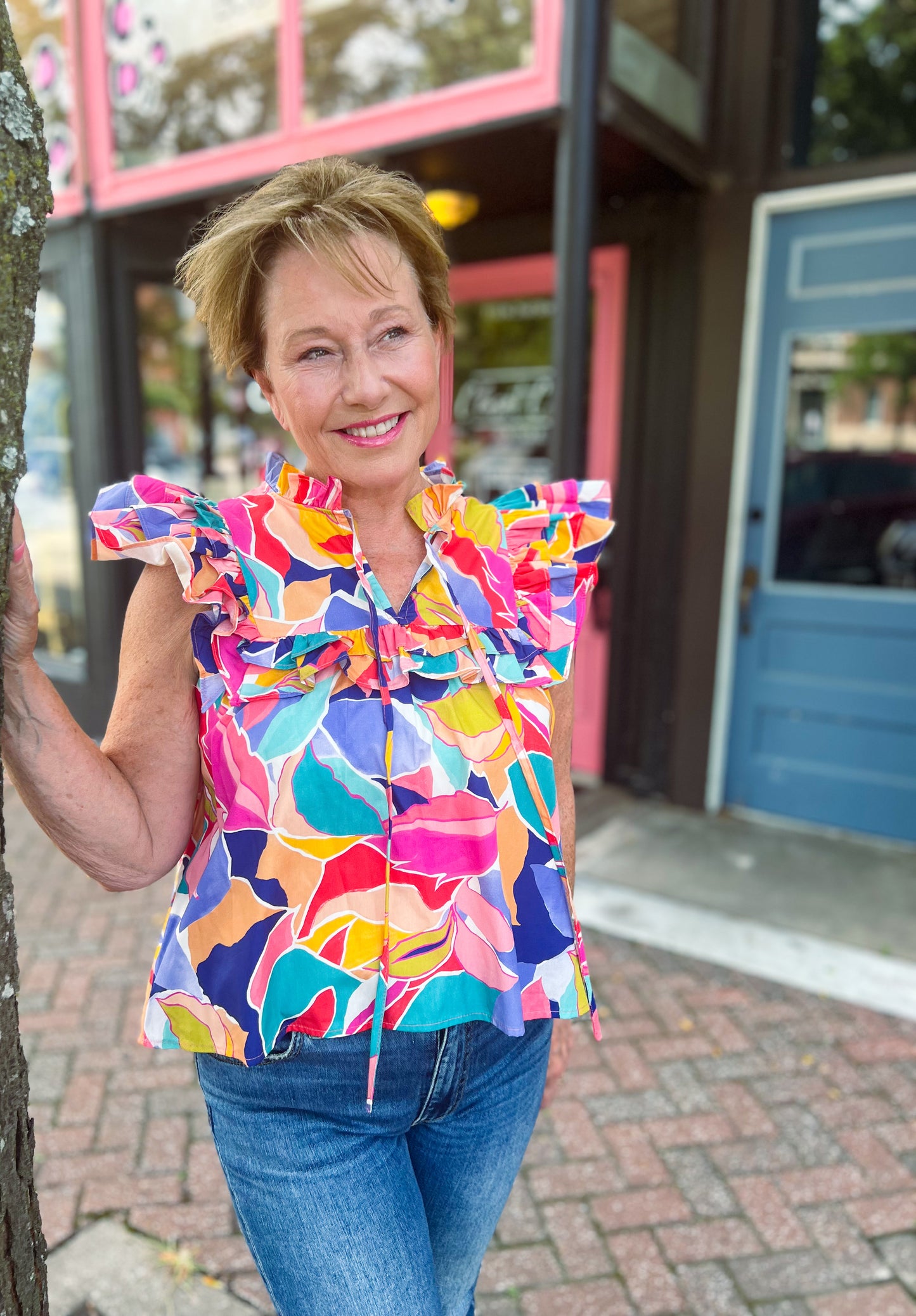 Top con pechera y volantes con estampado floral geométrico