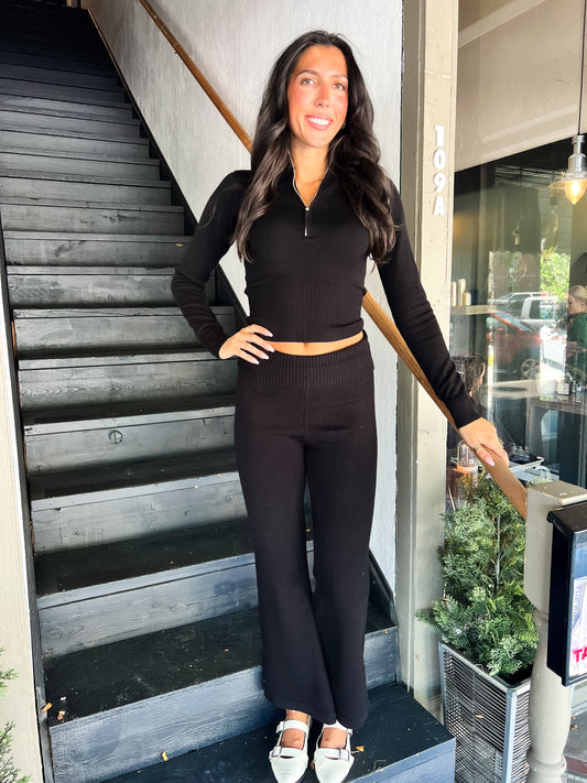 Pantalón acampanado de punto negro con pliegues