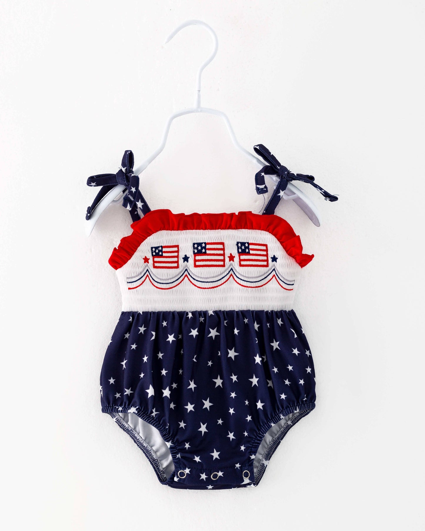 Mono para bebé niña con volantes y estampado de estrellas y bandera