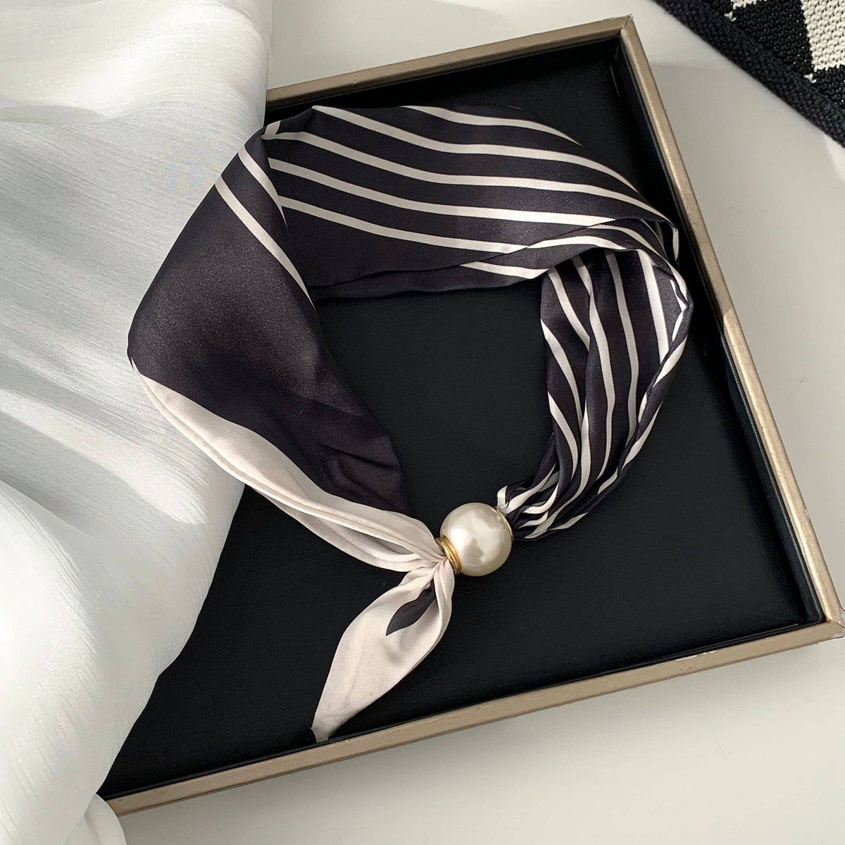 Vintage Print Pearl Magnetic Clasp Scarf