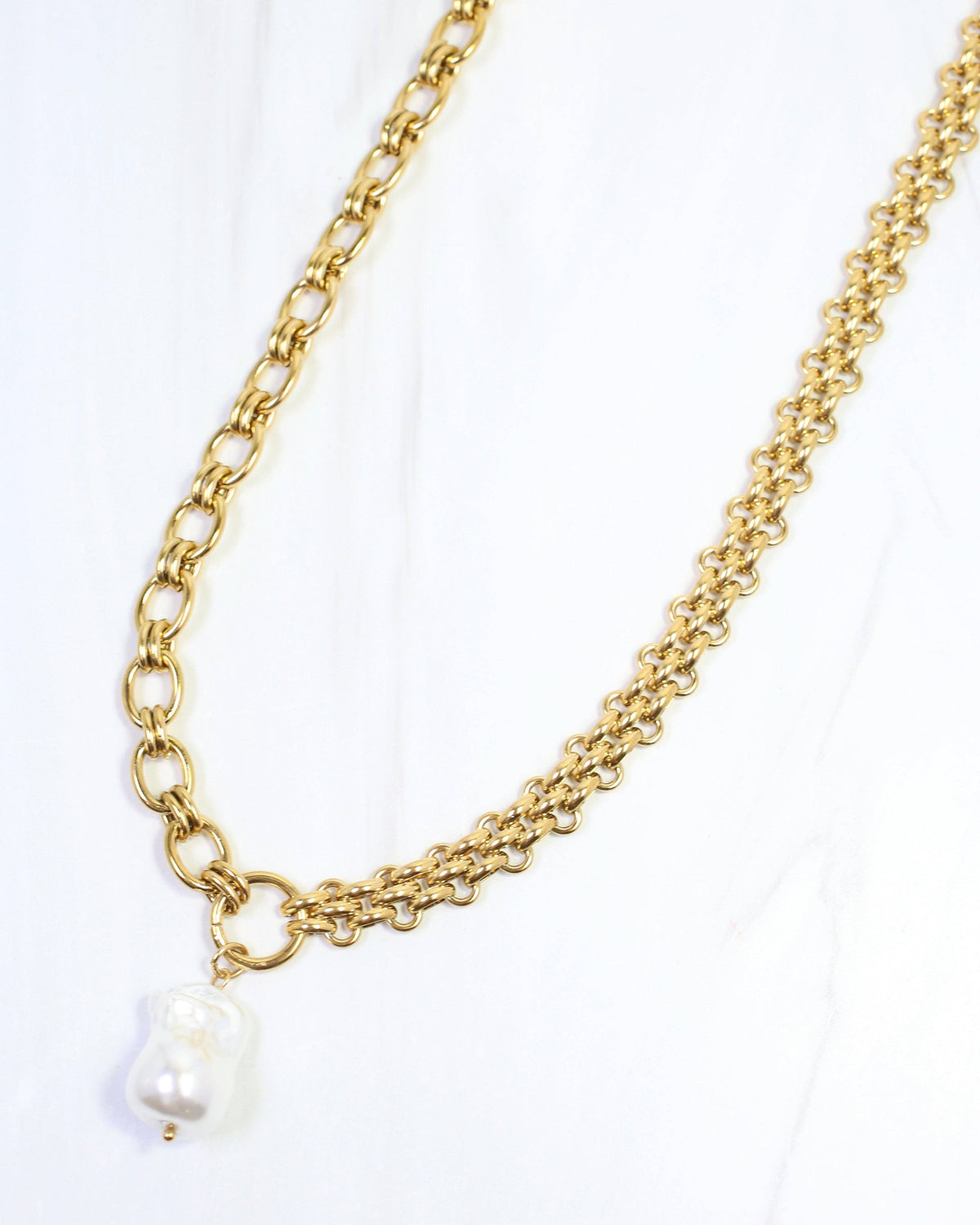 Coralie Asymmetric Link Pearl Necklace Gold