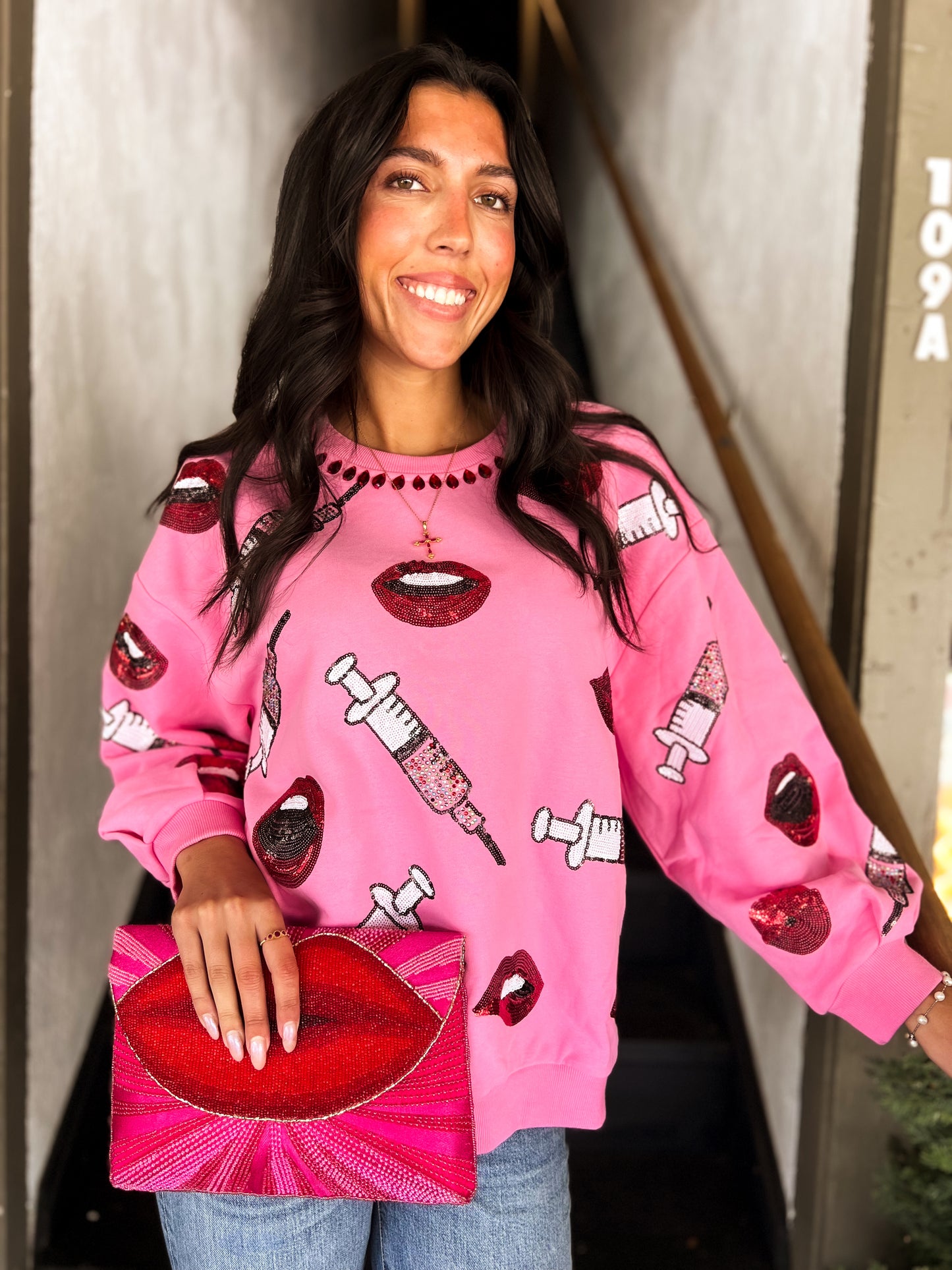 Sudadera con labio rosa y jeringa