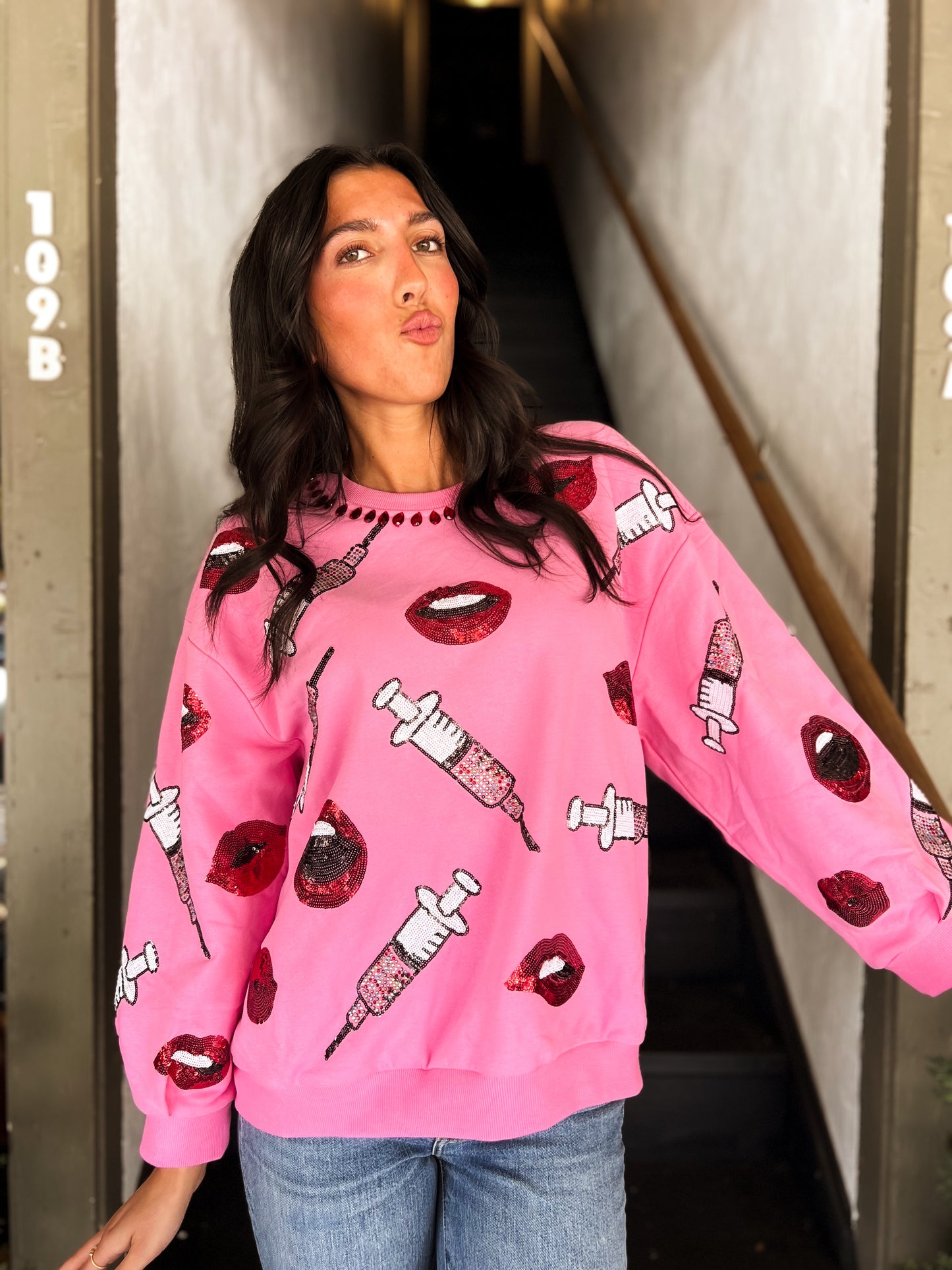 Sudadera con labio rosa y jeringa