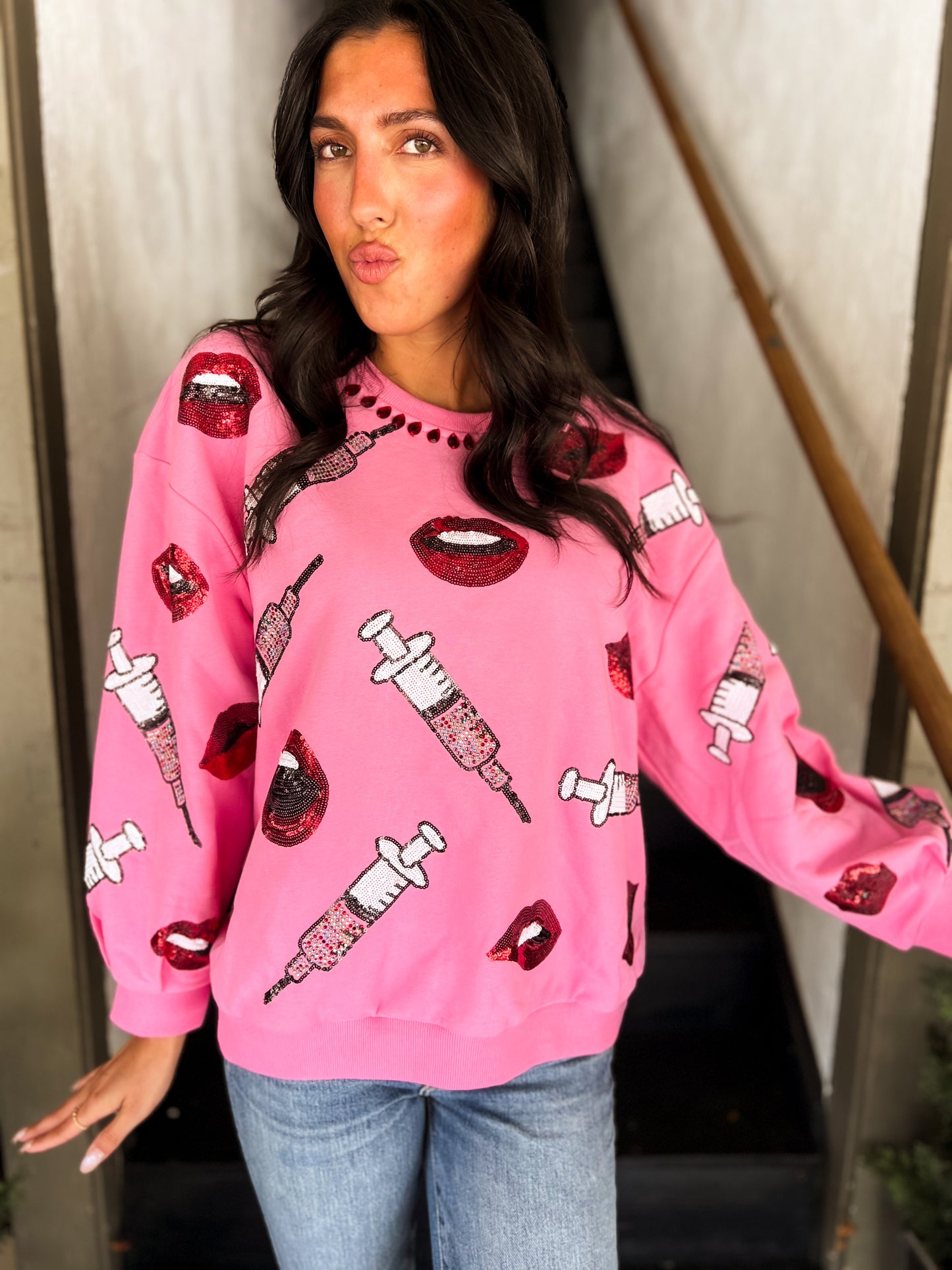 Sudadera con labio rosa y jeringa