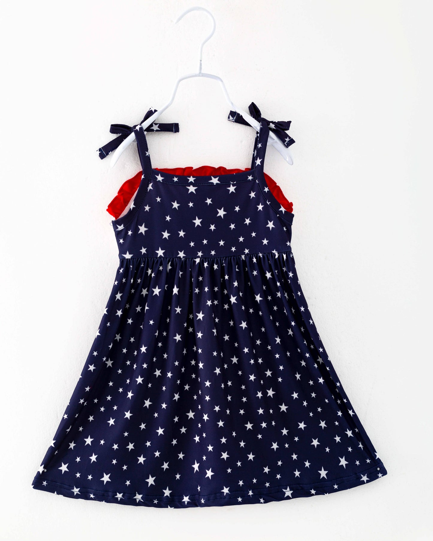 Vestido de niña fruncido con volantes y estrellas de bandera